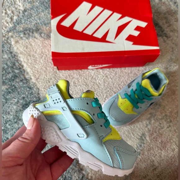 NWB Nike Huarache Sneakers 7c - Picture 3 of 12